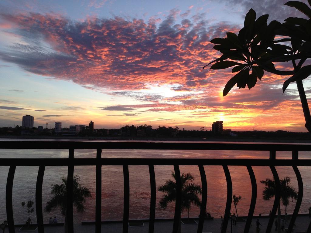 New Season Riverside Hotel Пномпень Номер фото