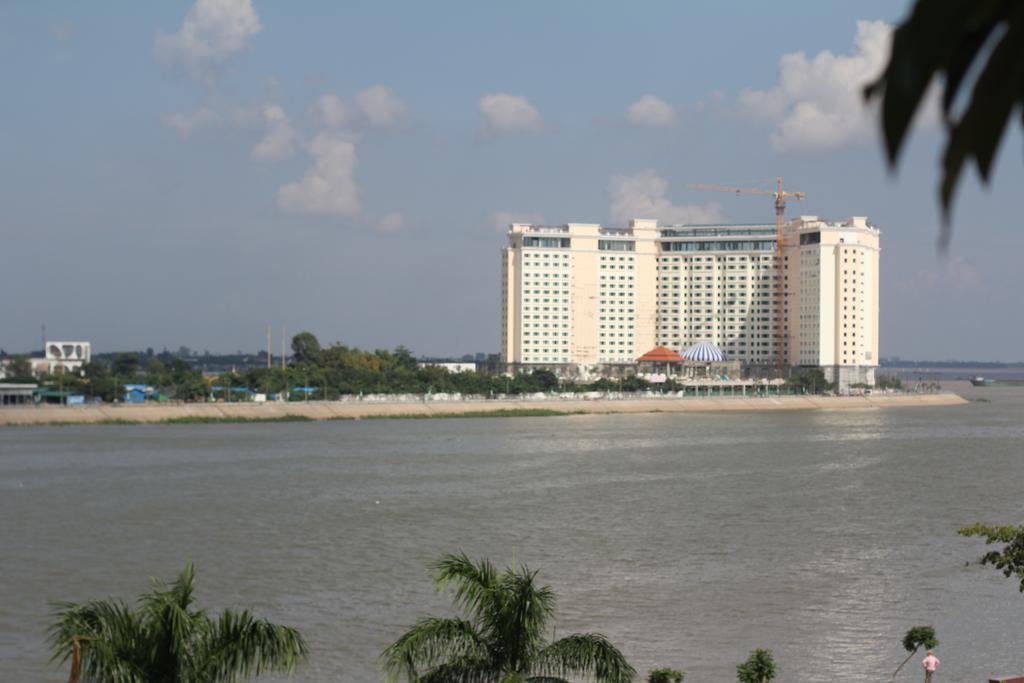 New Season Riverside Hotel Пномпень Номер фото