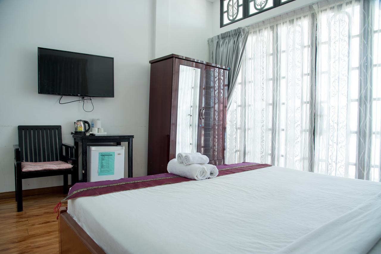 New Season Riverside Hotel Пномпень Экстерьер фото
